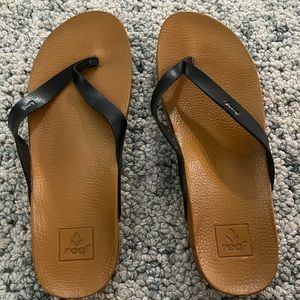 Reed black flip flops. Black leather. Size8